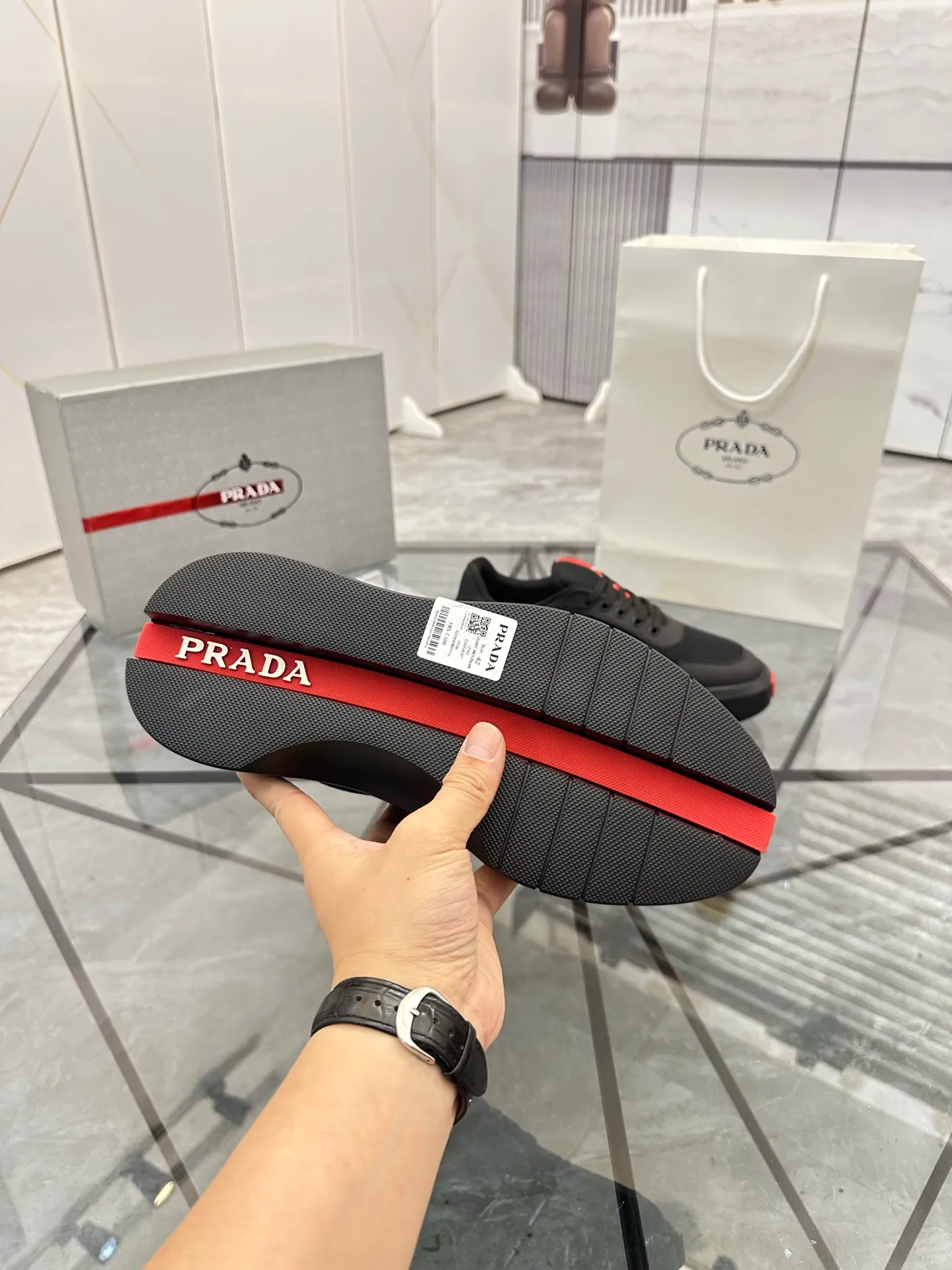 Men's shoes: 💰P620¥ High-end top quality Product trademark: Prada *"Prada*" low-top casual shoes Regular size: 38-45 (can be customized to 46) Product materials: imported first-layer cowhide leather on the upper spliced ​​with original fabric, breathable lining, cowhide foot pads, original ultra-light foam outsole. No.: 001